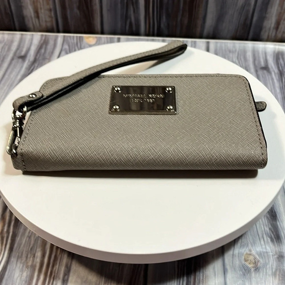 MICHAEL KORS BIFOLD SNAP WALLET/ WRISTLET in GUC - Picture 8 of 16